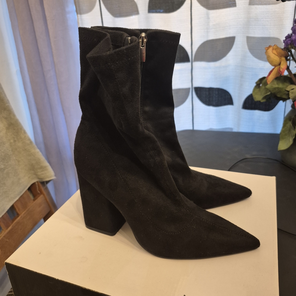 Nine West Black Heeled Boots with Sleek Design